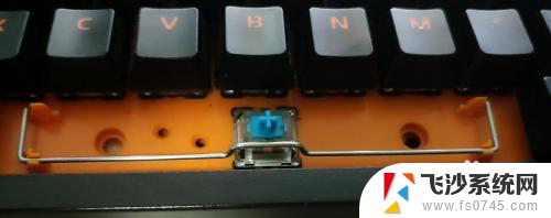 键盘的空格键怎么装回去 机械键盘空格键怎么装配